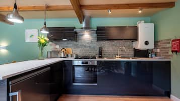 Frigorífico, horno, placa de cocina y hervidor eléctrico