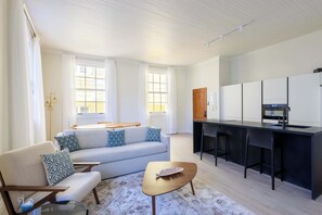 TV, offices - Chic "Broadway" Apartment in Central Willemstad (Willemstad)