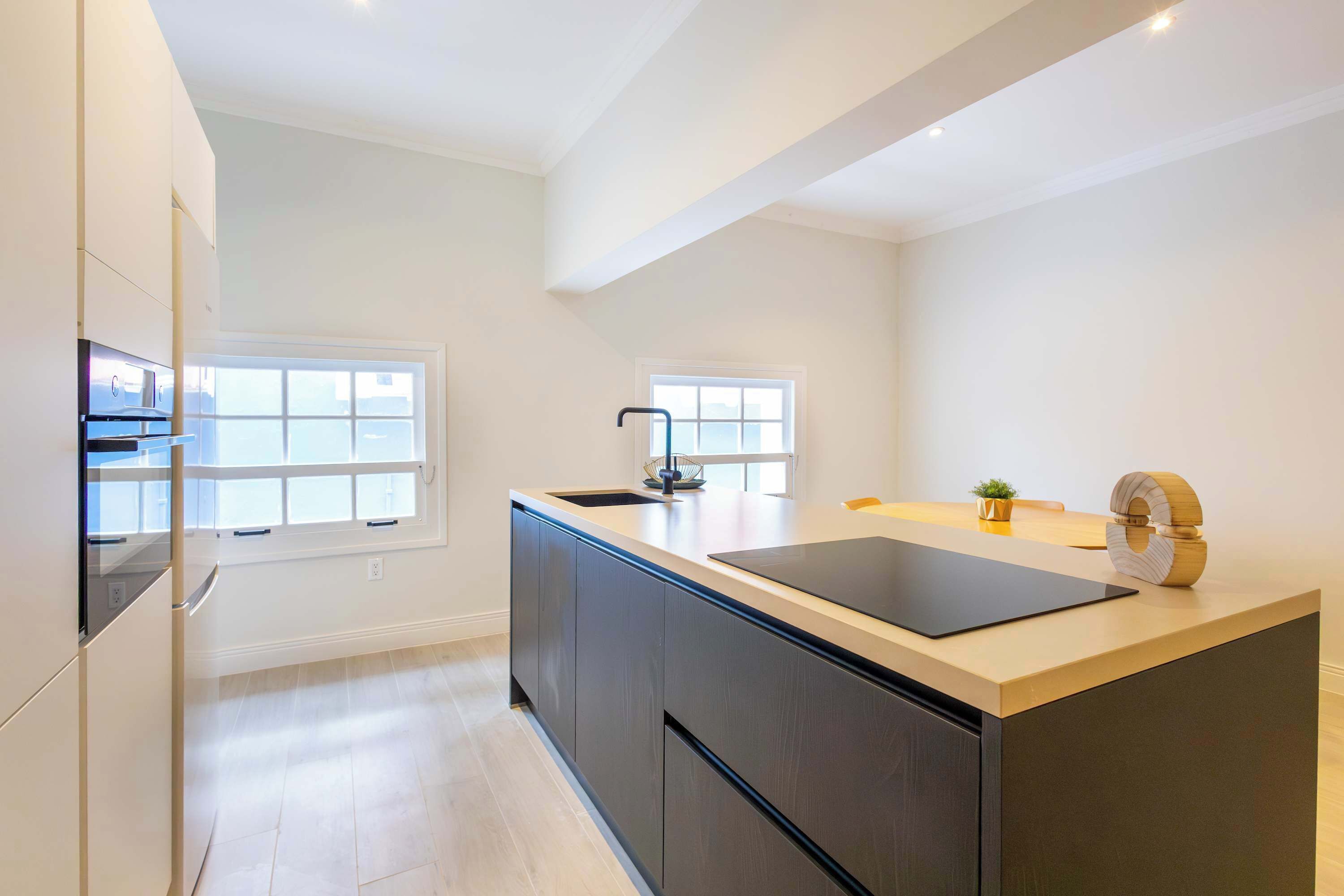 Fridge, oven, stovetop, coffee/tea maker