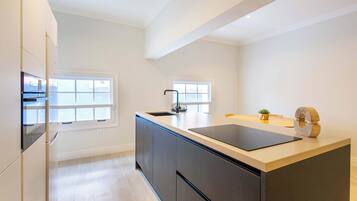 Fridge, oven, stovetop, coffee/tea maker