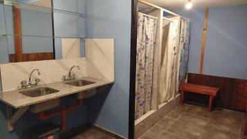 Dormitorio compartido básico | Baño | Regadera y papel de baño