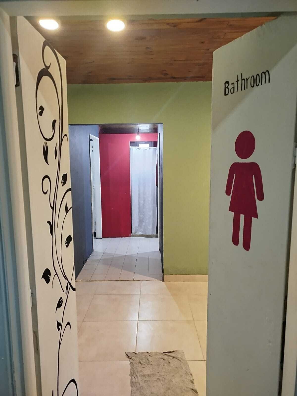 Perusyhteismajoitus | Kylpyhuone | Suihku, vessapaperi