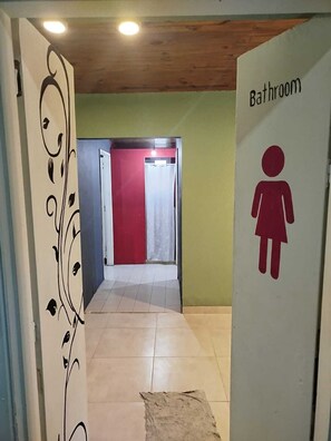 基础宿舍 | 浴室 | 淋浴设施、卫生纸