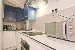 Kühlschrank, Mikrowelle, Ofen, Geschirrspüler