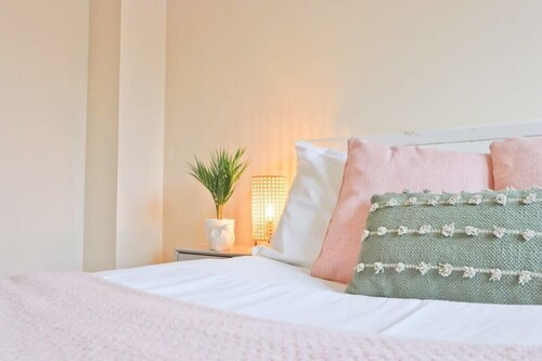 Two Bed Townhouse walking distance from Bristol Temple Meads!