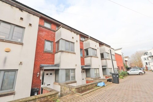 Two Bed Townhouse walking distance from Bristol Temple Meads!