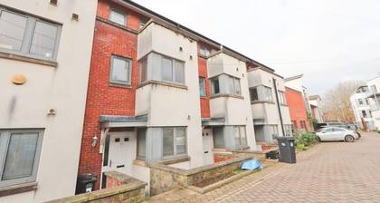 Two Bed Townhouse walking distance from Bristol Temple Meads!