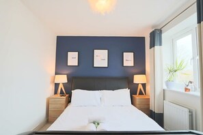 2 bedrooms, iron/ironing board, WiFi, bed sheets - Broad Leaze House - Hopewell (Bristol)