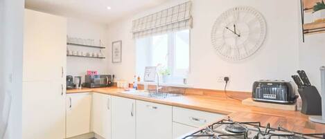 Frigorífico, microondas, horno y placa de cocina