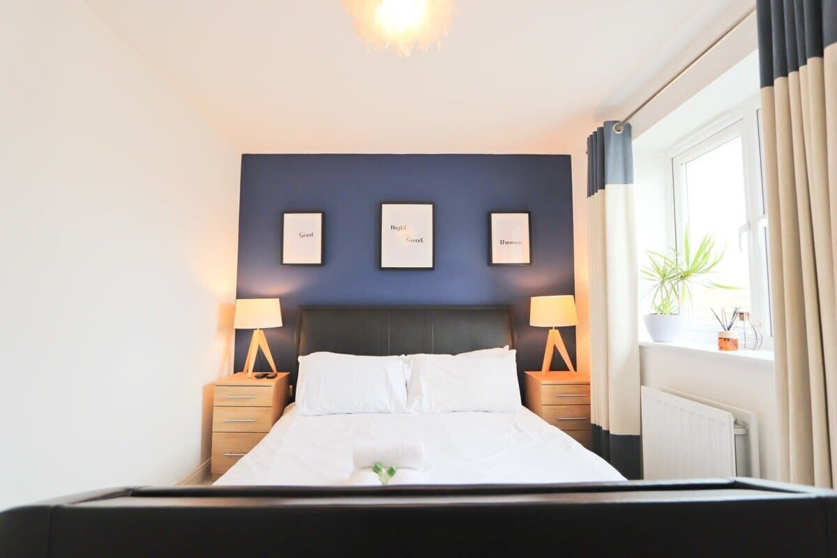 2 habitaciones, tabla de planchar con plancha, wifi y ropa de cama 
