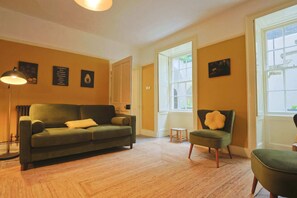 TV - Two Bedroom flat in Caledonia Place (Bristol)