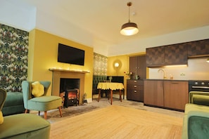 TV - Two Bedroom flat in Caledonia Place (Bristol)