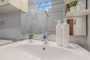 Een haardroger, een bidet, handdoeken, zeep