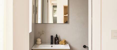 Articles de toilette écologiques, sÚche-cheveux, serviettes fournies