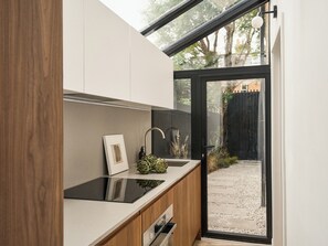 Fridge, microwave, oven, stovetop - Japandi Escape | 3BR Designer Flat with Private Garden | Steps from City Center (Oxfordshire)