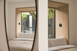 3 bedrooms, iron/ironing board, free WiFi, bed sheets - Japandi Escape | 3BR Designer Flat with Private Garden | Steps from City Center (Oxfordshire)