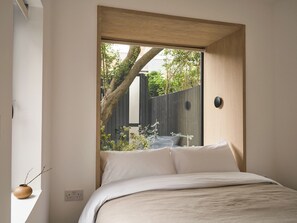 3 bedrooms, iron/ironing board, free WiFi, bed sheets - Japandi Escape | 3BR Designer Flat with Private Garden | Steps from City Center (Oxfordshire)