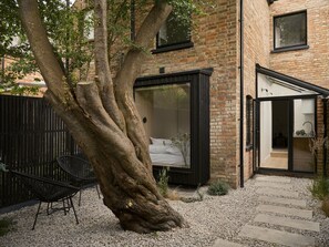 Terrace/patio - Japandi Escape | 3BR Designer Flat with Private Garden | Steps from City Center (Oxfordshire)