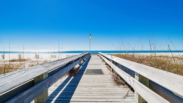 On the beach - Beachfront!! Awesome views of the Pass! New Rental! (Orange Beach)