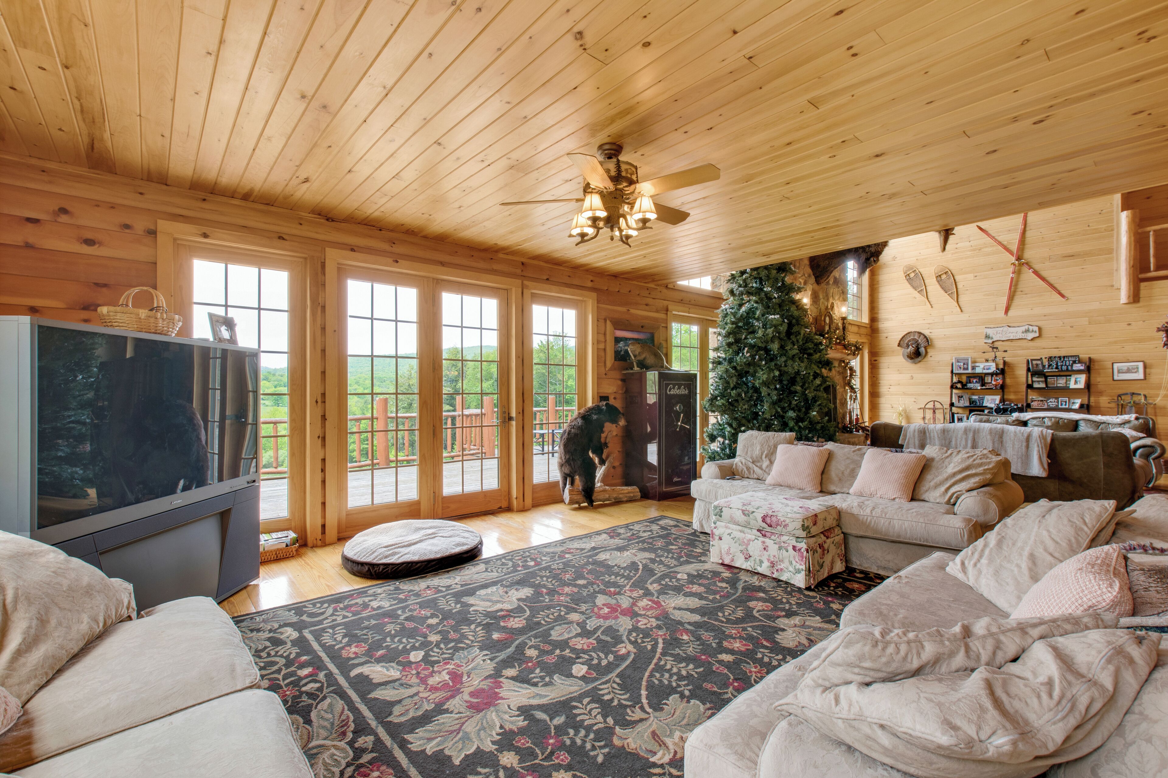 Smart TV, chimenea, videojuegos y futbolito 