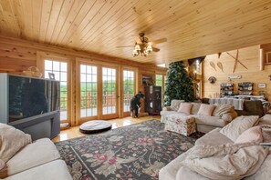 Smart TV, fireplace, video games, foosball - Spacious Cabin near Hunter & Windham Mountains - 5-25-minute drive - 6 Bedrooms (Windham)