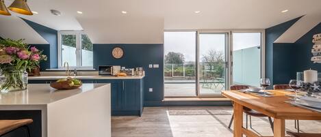 Mikrobølgeovn, opvaskemaskine, kaffe-/temaskine