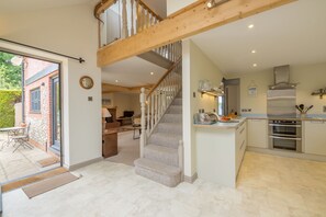 Micro-ondes, lave-vaisselle, cafetière/bouilloire