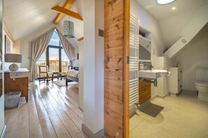 2 bedrooms, iron/ironing board, Internet, bed sheets