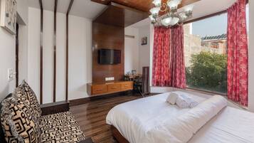 Phòng Premium | Bàn, khu vực làm việc phù hợp cho laptop, màn/rèm cản sáng