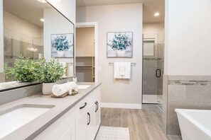 Shower, hair dryer, towels - 30-31| 2 large homes * Sleeps 50! * Private Pools (Santa Clara)
