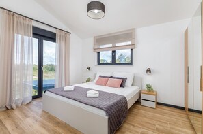 3 bedrooms, iron/ironing board, WiFi, bed sheets