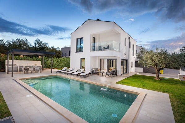 Pool - Villa Silvia - modern villa with private pool near Porec (Mihatovici)