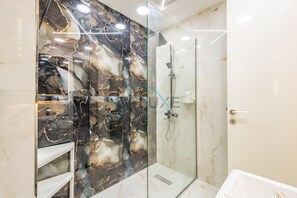 淋浴設備、風筒、提供毛巾、番梘