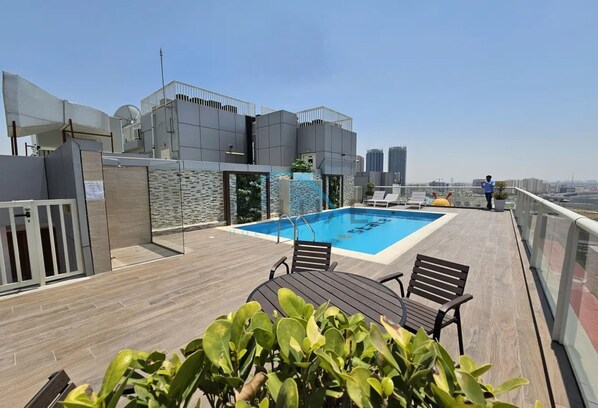 Pool - Chic Studio in Uniestate Millennium Tower, Dubai Silicon Oasis by Deluxe Holiday Homes (Dubai)