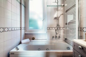 Condo, Lake View | Bathroom | Combined shower/tub, free toiletries, hair dryer, towels - Horizon (Como)