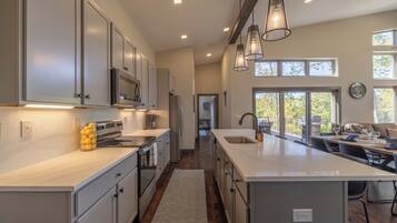 Réfrigérateur, four à micro-ondes, un four, surface de cuisson