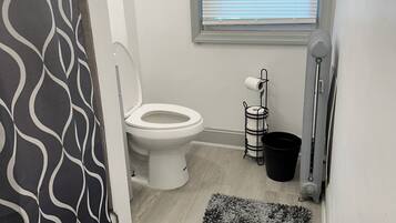 Haartrockner, Handtücher, Seife, Toilettenpapier