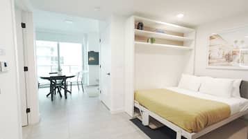 Tabla de planchar con plancha, wifi y ropa de cama