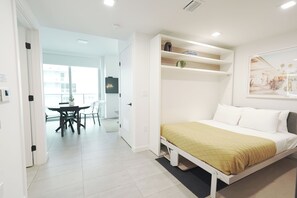 Tabla de planchar con plancha, wifi y ropa de cama