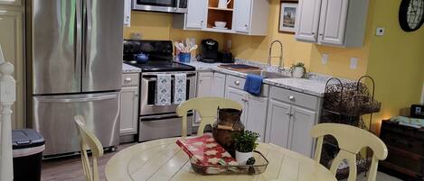 雪櫃、微波爐、焗爐、爐具