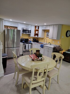 Køleskab, mikrobølgeovn, ovn, kogeplade