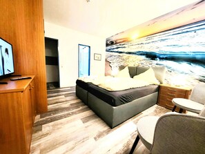 8 bedrooms, WiFi, bed sheets - "Charming and Cozy Hotel in Cuxhaven City Center, Steps from the Harbor  (Cuxhaven)
