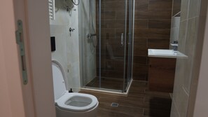 Buồng tắm vòi sen, khăn tắm, xà phòng, dầu gội