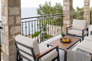 Property grounds - Holiday Home Dona Maria with heated pool and first row to the sea (Blato)
