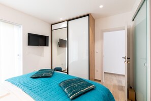 5 bedrooms, iron/ironing board, WiFi, bed sheets