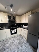 Casa | Cocina privada | Frigorífico, microondas, horno y placa de cocina