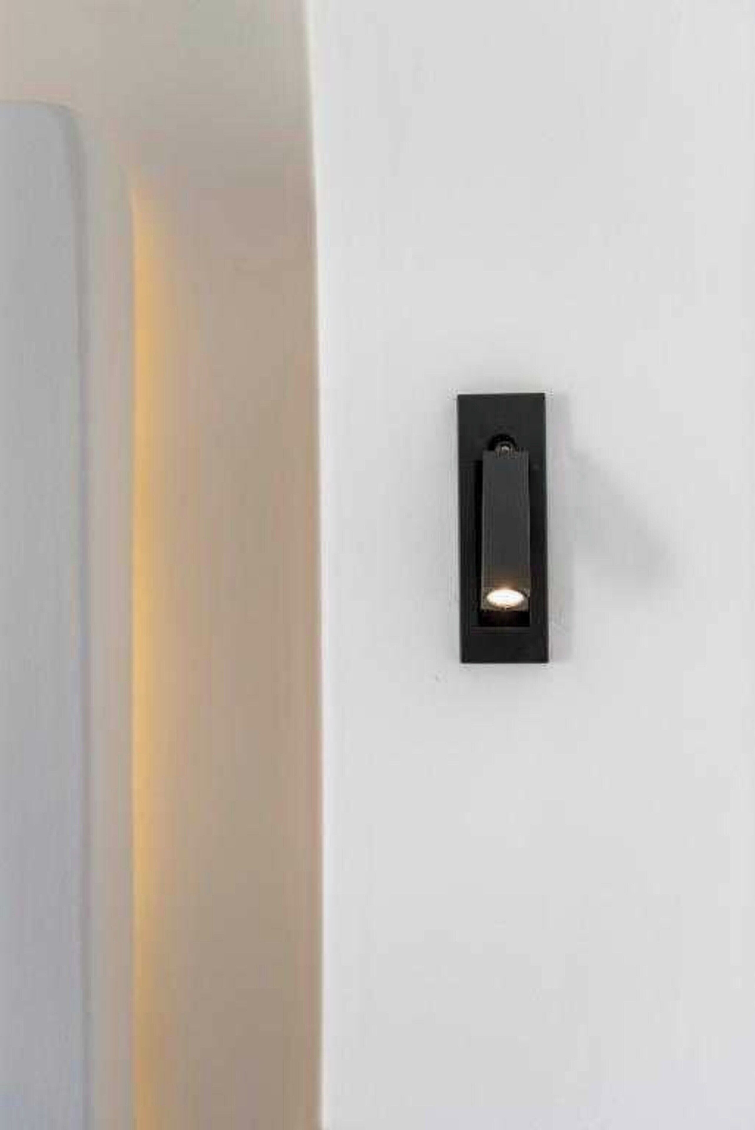 Un luminaire mural doté d’un interrupteur.