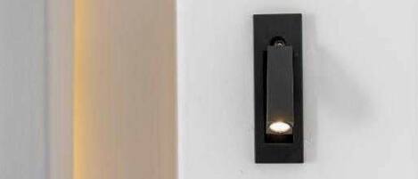 Un luminaire mural doté d’un interrupteur.