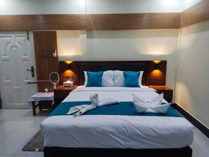 Exclusive Double Room, Lake View | In-room safe, desk, soundproofing, free WiFi