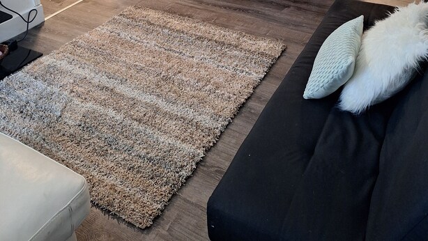 A living room with a fireplace, a sofa, a coffee table, and a rug. - DOWNTOWN AT CUTE AND COZY  (Atlanta)